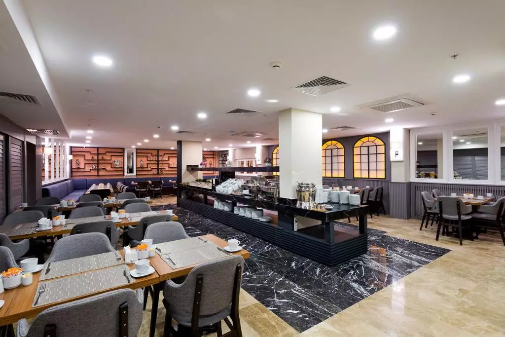 رستوران Four Sides Hotel